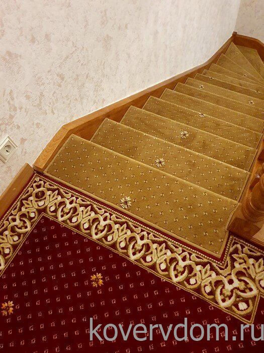 Композиция из полушерстяной ковровой дорожки с укладкой на лестницу и второй этаж